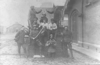 1000663 Groepsportret van militairen op het fort Jutphaas te Jutphaas.